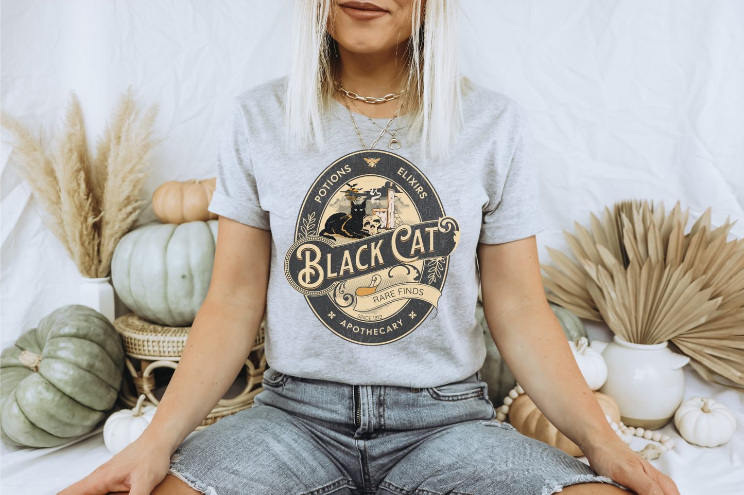 BLACK CAT APOTHECARY HALLOWEEN GRAPHIC TEE