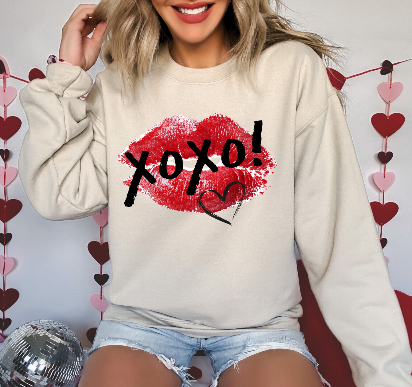 XOXO LIP RETRO VALENTINE CREWNECK SWEATSHIRT